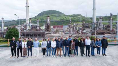 Miembros de la empresa Nacional del Petróleo en las instalaciones de Petronor